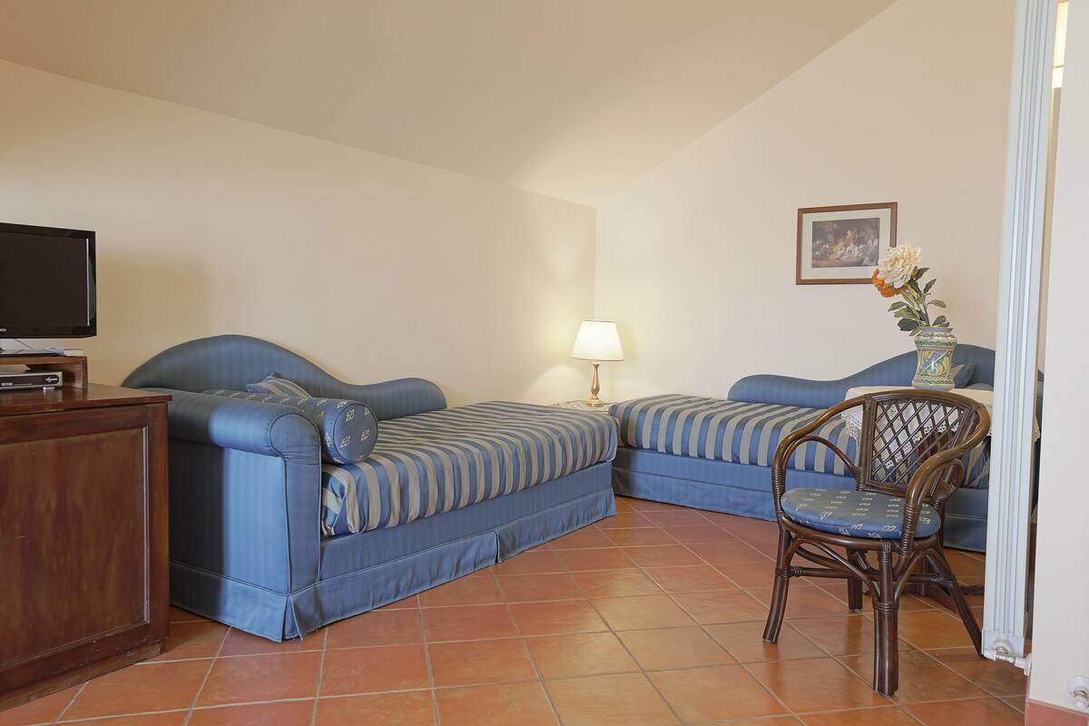 Junior Suite | Minibar, in-room safe, cots/infant beds, rollaway beds