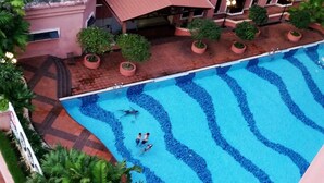 A swimming pool with a tiled deck and potted plants around it. - Jack's CondoApartment @ Marina Court Resort Condominium (Kota Kinabalu)