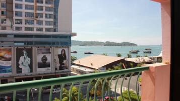 Appartement, 3 slaapkamers (Waterfront View) | Individueel gemeubileerd, een strijkplank/strijkijzer, gratis wifi