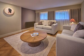 Desk, iron/ironing board, free WiFi, bed sheets - The Roseate Villa Bath (Bath)