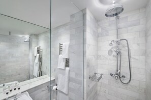 Dusche, kostenlose Toilettenartikel, Hausschuhe, Handtücher
