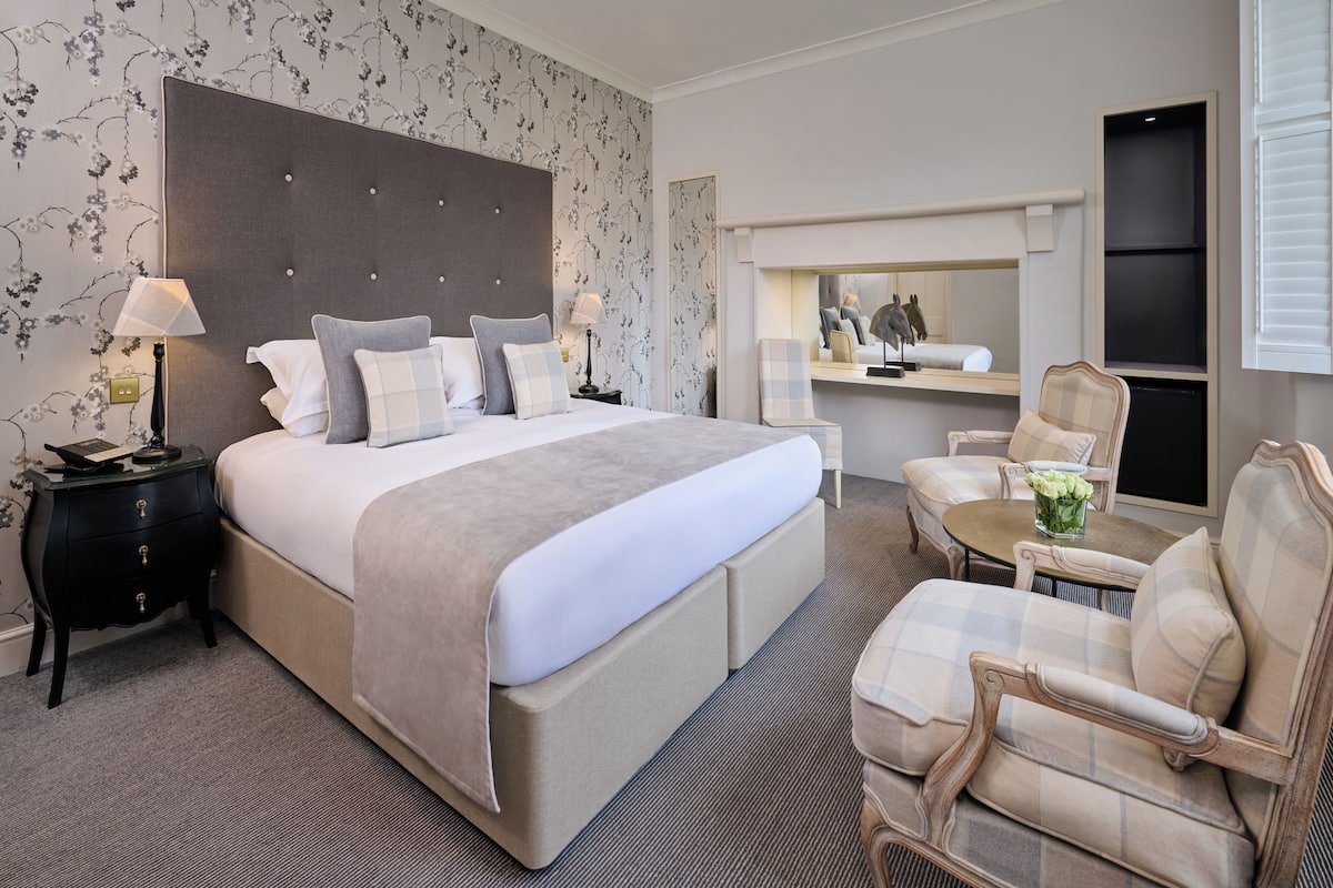 Luxury Room, 1 King Bed, Garden View | Desk, iron/ironing board, free WiFi, bed sheets