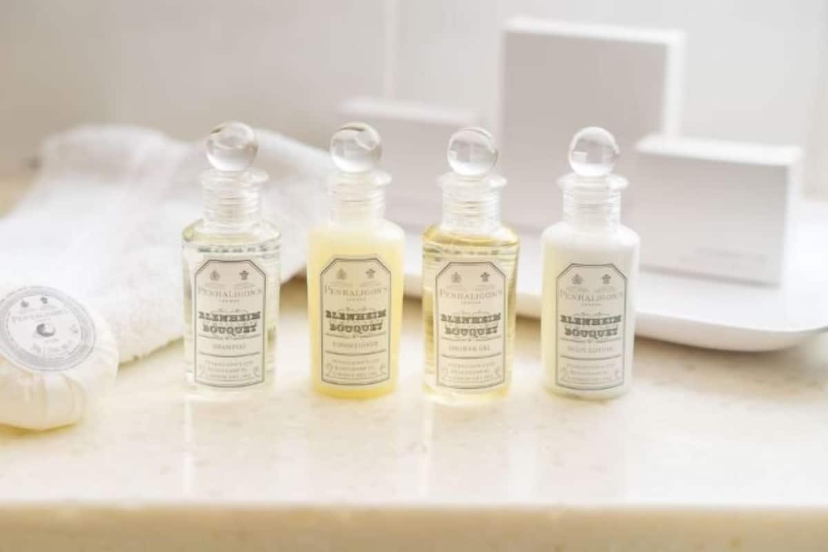 Douche, articles de toilette gratuits, chaussons, serviettes fournies