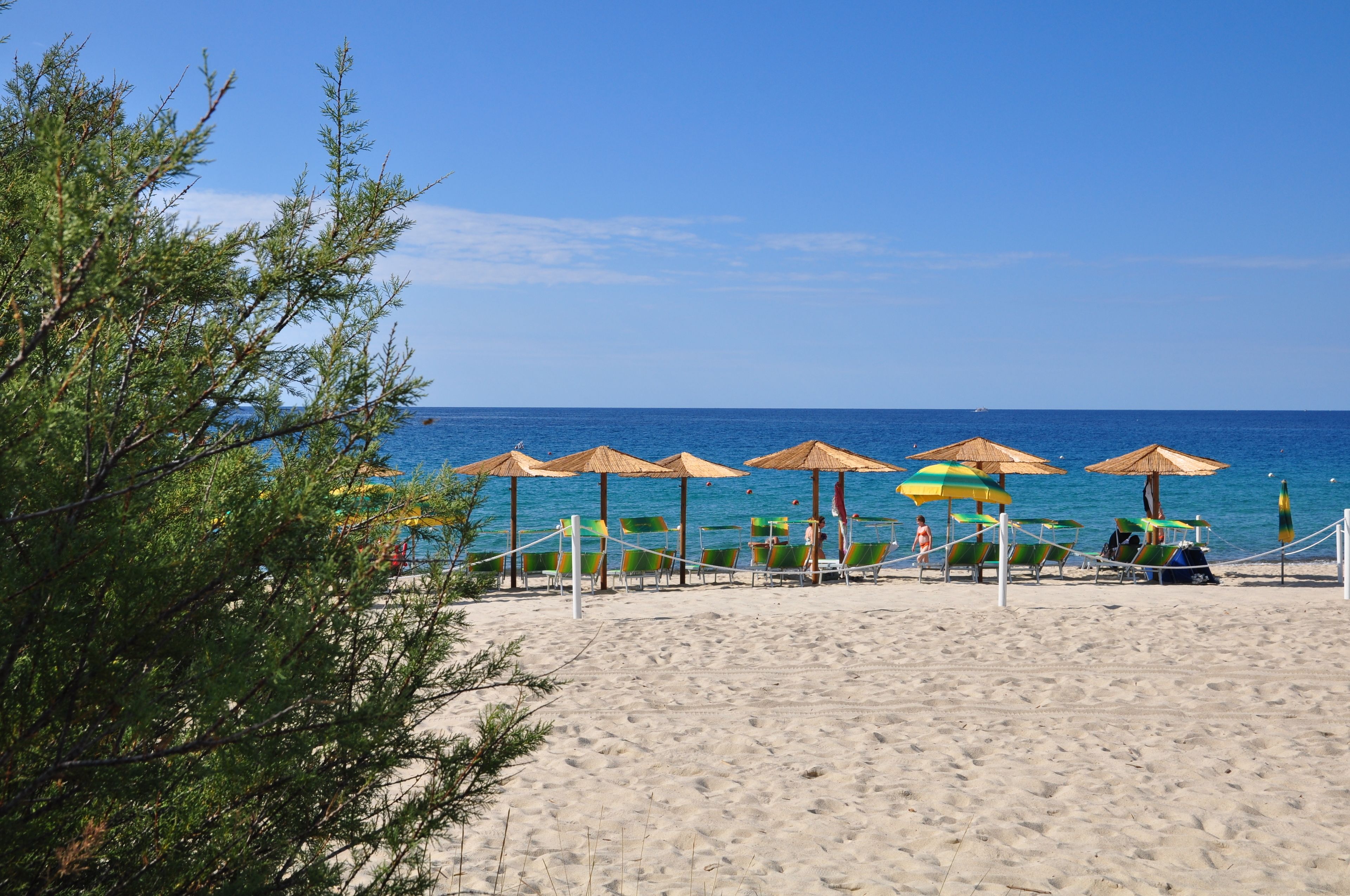 beach nearby, white sand, sun-loungers, beach umbrellas