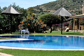 Piscine extérieure, parasols de plage, chaises longues