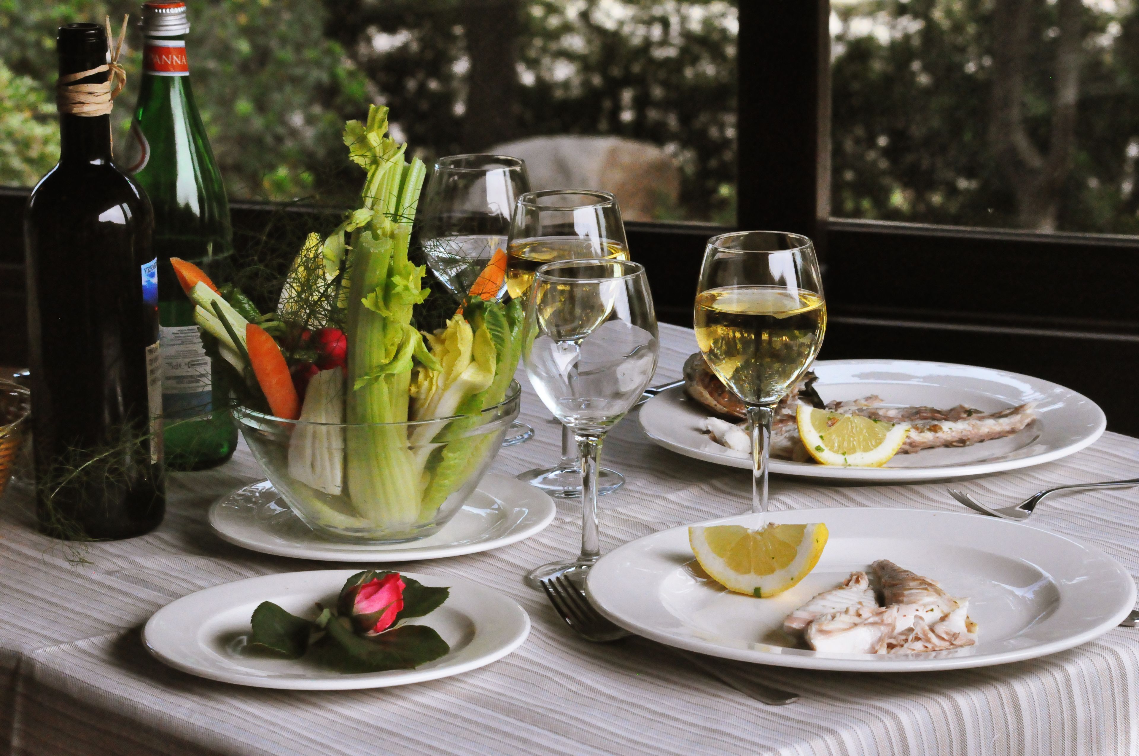 lunch, dinner served; seafood, garden views