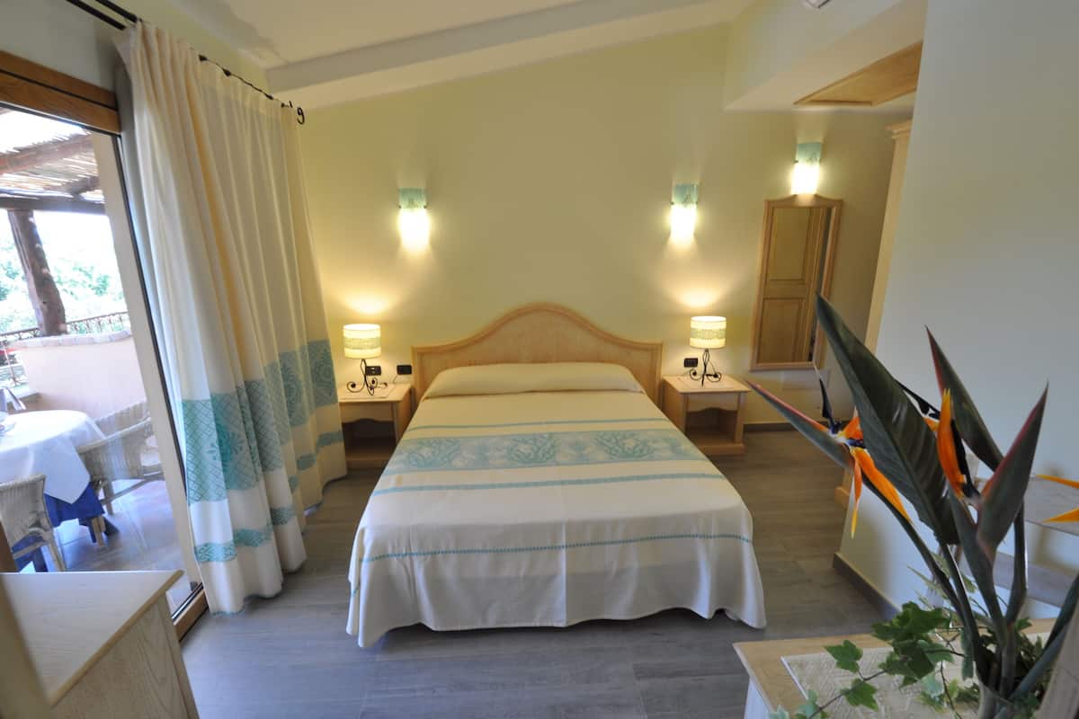 deluxe double room | premium bedding, select comfort beds, minibar, in-room safe