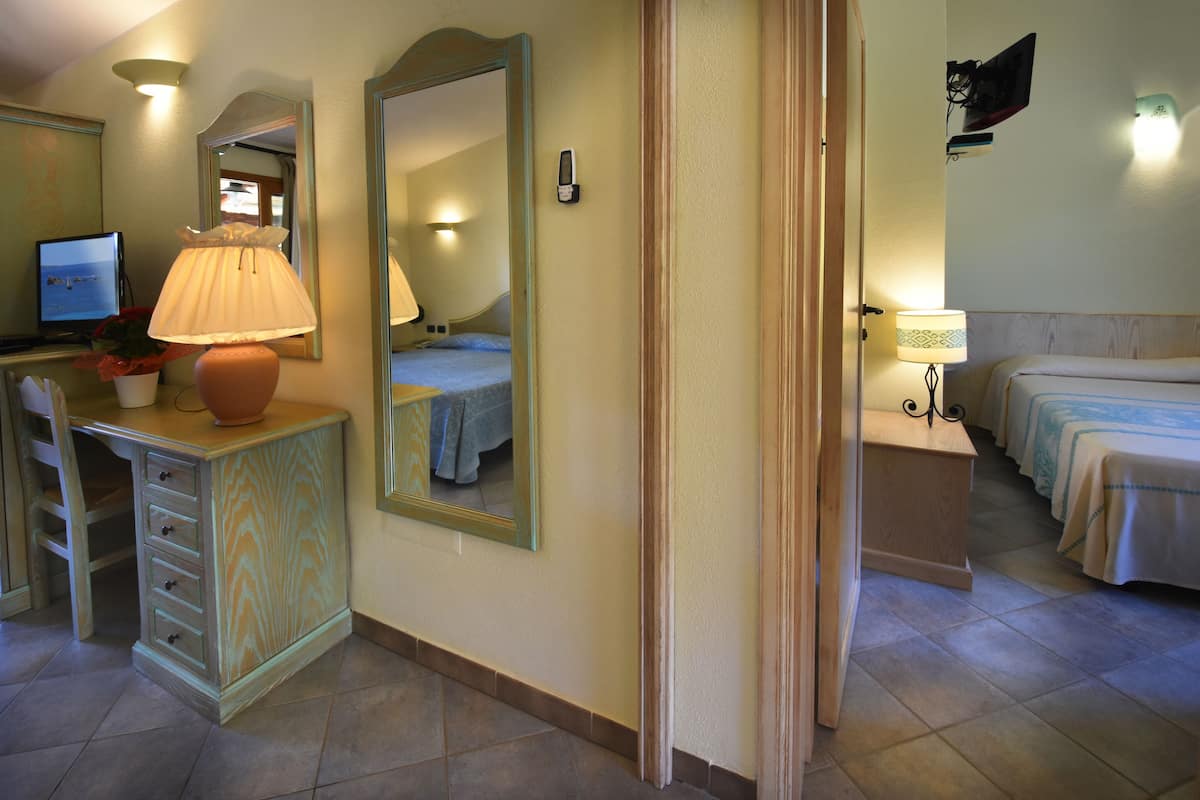 triple room, connecting rooms | premium bedding, select comfort beds, minibar, in-room safe