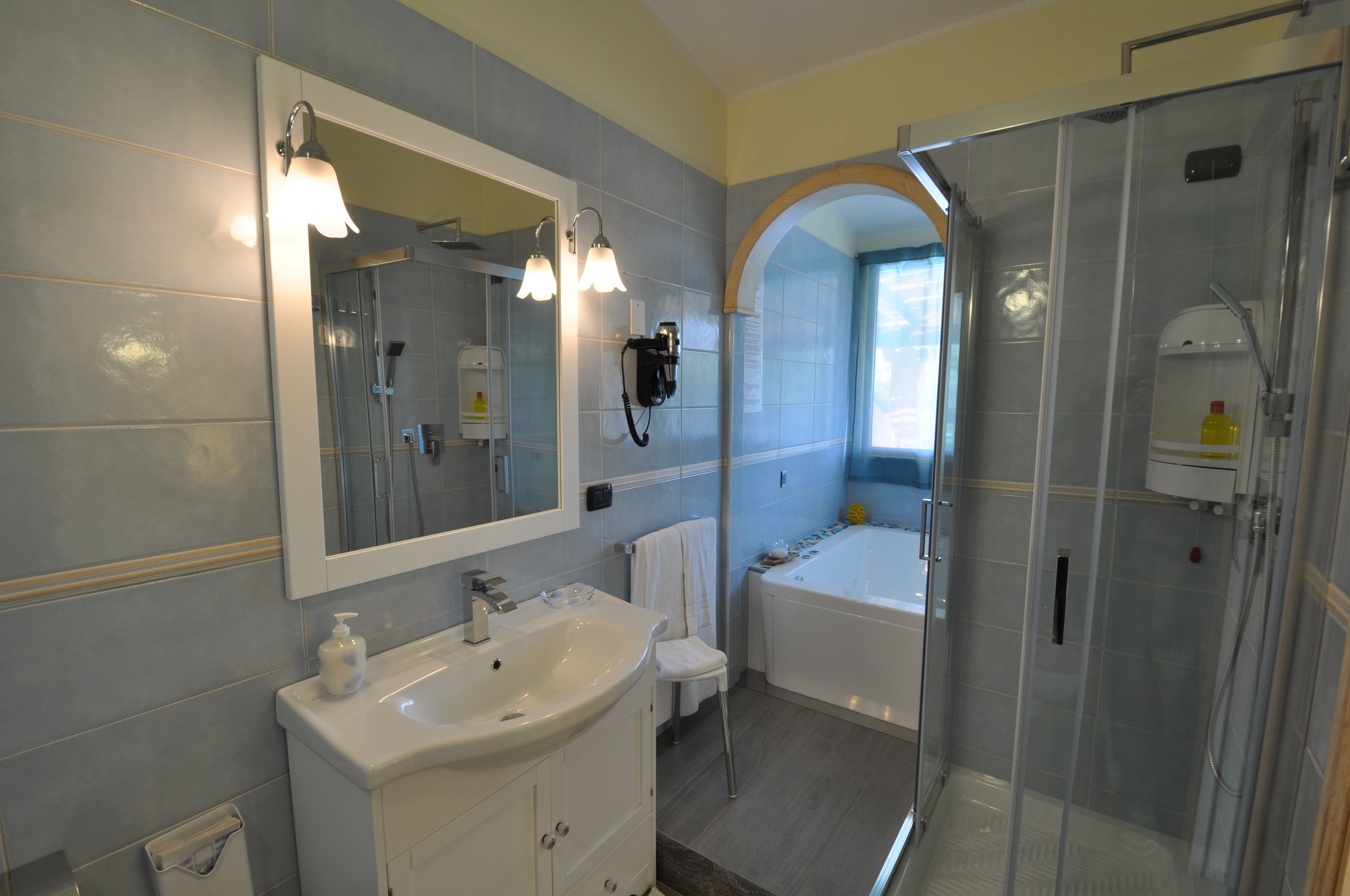 deluxe double room | bathroom | shower, free toiletries, hair dryer, towels