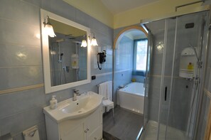 Habitación Deluxe doble | Baño | Ducha, artículos de higiene personal gratuitos y secador de pelo