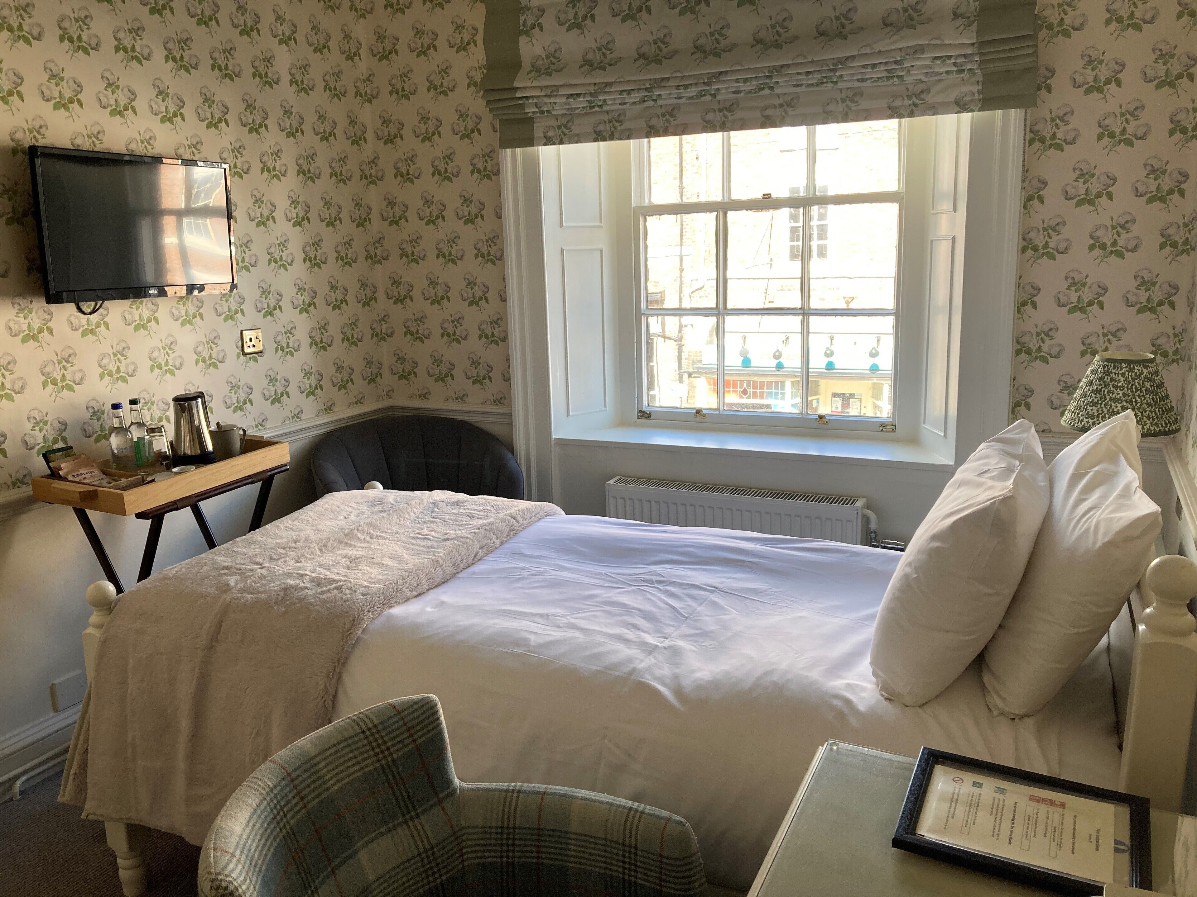 classic single room, ensuite | premium bedding, desk, laptop workspace, iron/ironing board