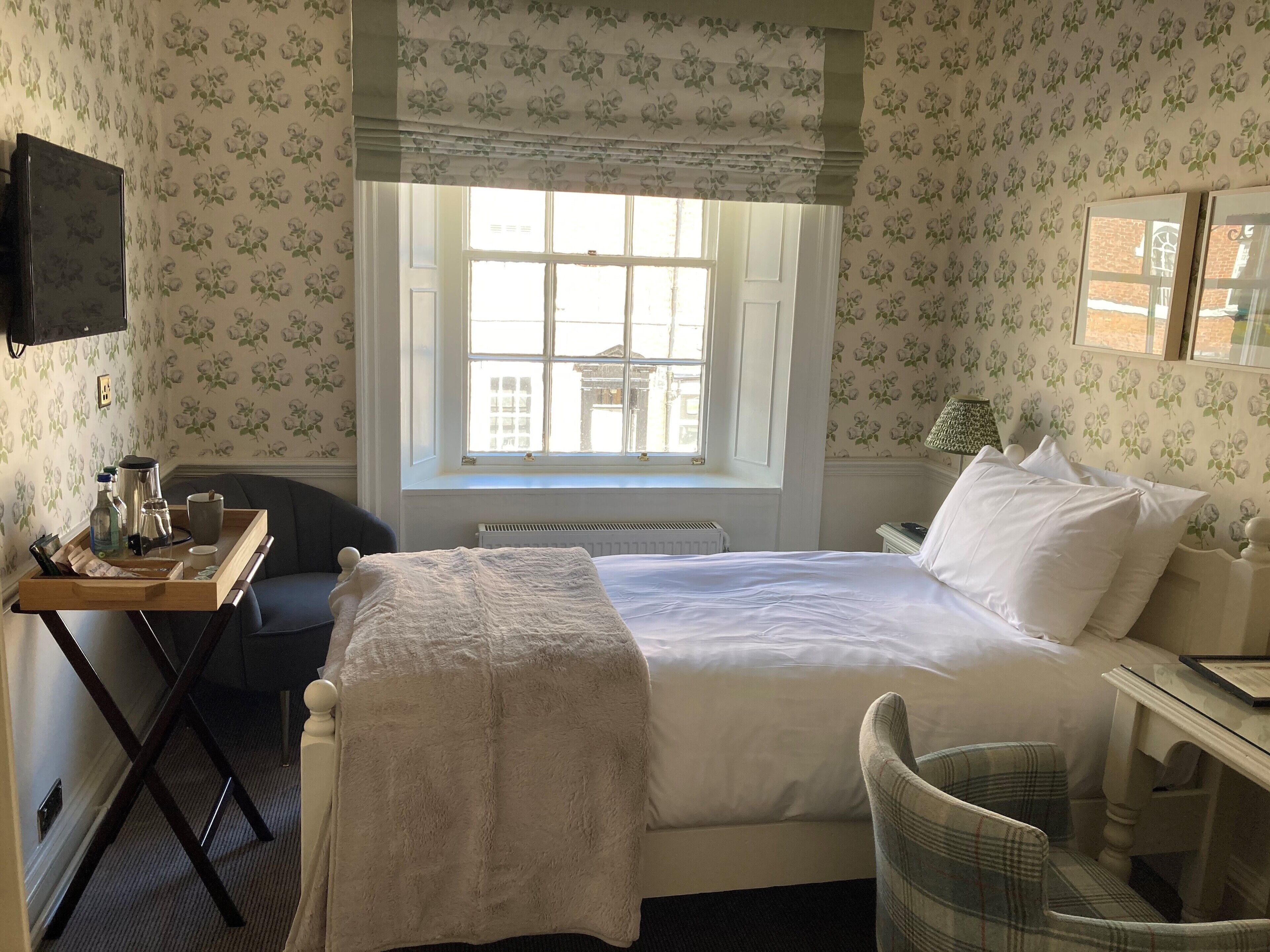 classic single room, ensuite | premium bedding, desk, laptop workspace, iron/ironing board