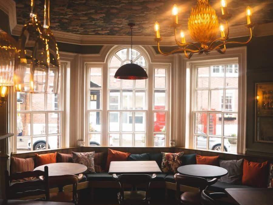 Serveert ontbijt, lunch en diner