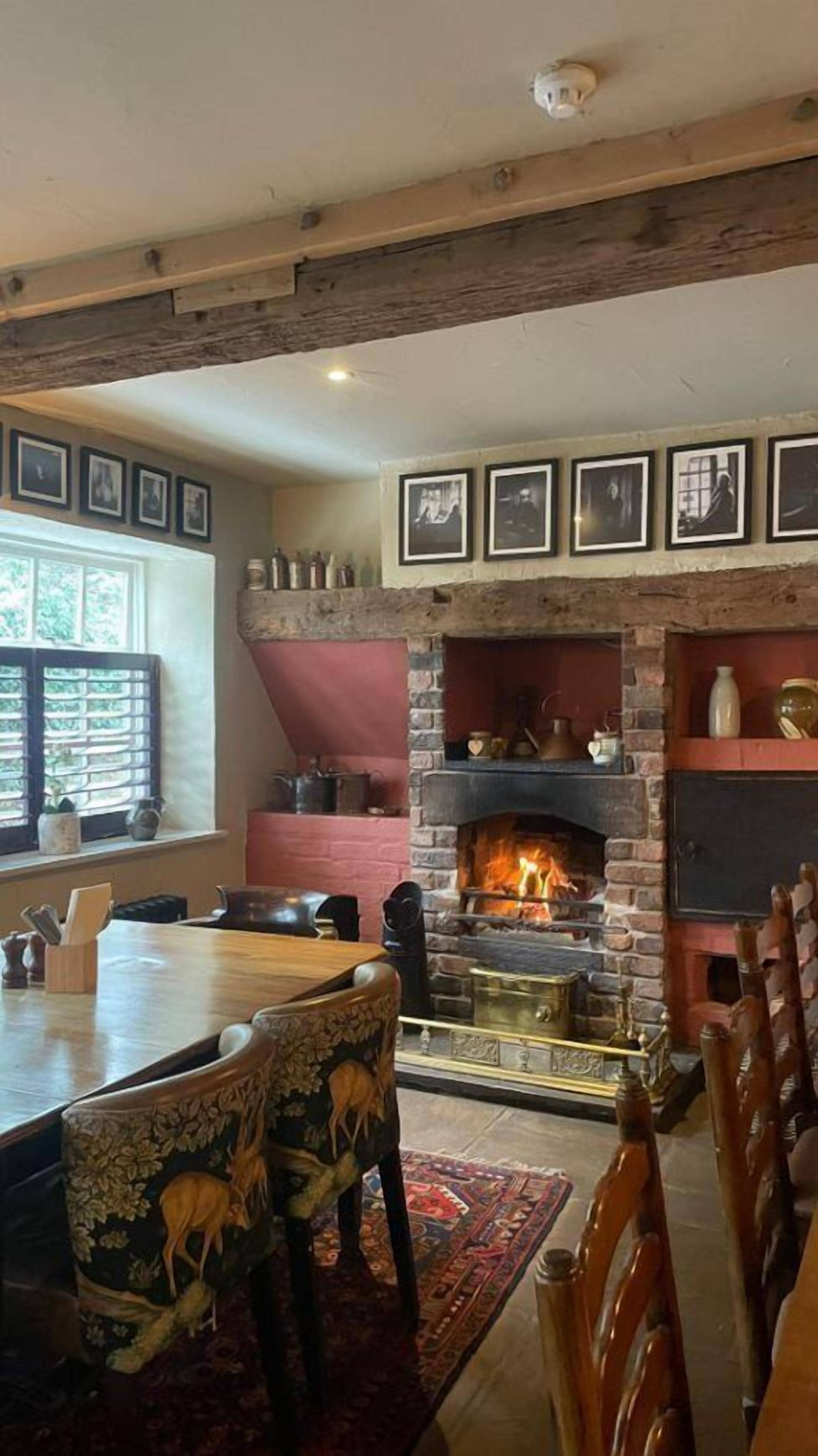 breakfast, lunch and dinner served