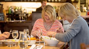 供应早餐、午餐和晚餐