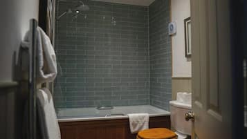 Deluxe Double Room | Bathroom | Combined shower/bathtub, free toiletries, hair dryer, towels