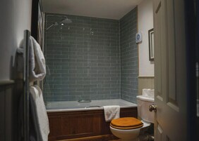 Deluxe Double Room | Bathroom | Combined shower/tub, free toiletries, hair dryer, towels