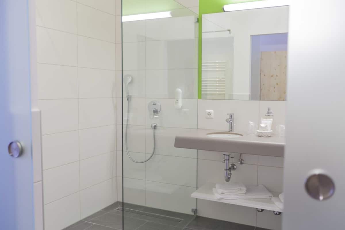 Ducha, artículos de tocador gratuitos, secador de pelo, jabón