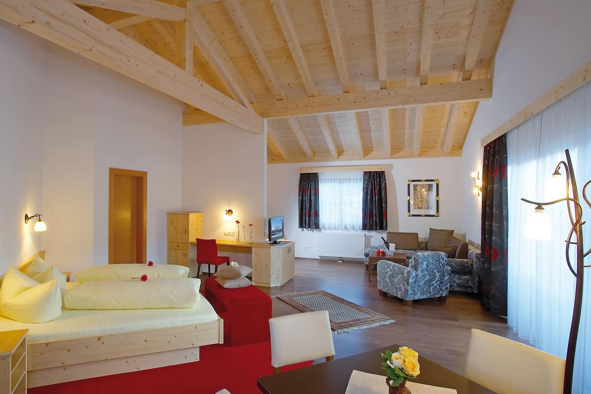 suite, balcony, mountain view | in-room safe, desk, free wifi