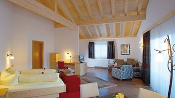 Suite, balkon, uitzicht op bergen | Een kluis op de kamer, een bureau, gratis wifi