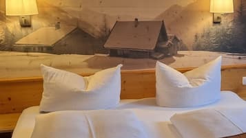 Széf a szobában, íróasztal és ingyenes wifi