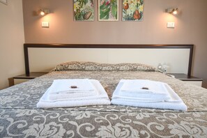 Driepersoonskamer | Een bureau, gratis wifi, beddengoed
