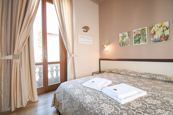 Double Room | Desk, free WiFi, bed sheets - Bergamo Romantica (Bergamo)