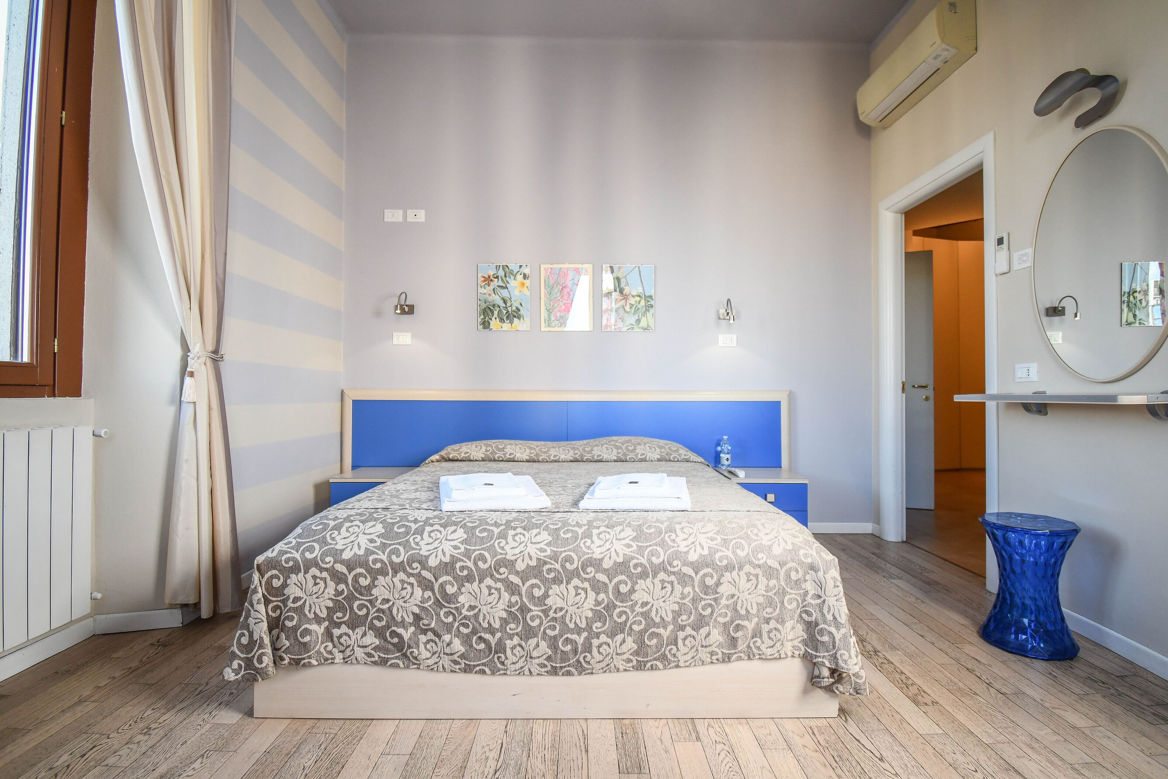 Camera tripla | Una scrivania, Wi-Fi gratuito, lenzuola