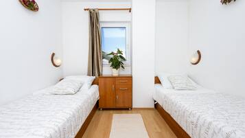 Apartment, Balcony, Sea View (4 persons) | Desk, iron/ironing board, free WiFi, bed sheets