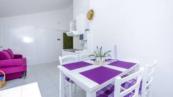 Apartment, Balcony, Sea View (4 persons) | In-room dining