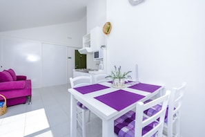 Apartment, Balkon, Meerblick (4 persons) | Essbereich im Zimmer