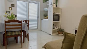 Apartment, 1 Bedroom, Balcony, Sea View (3 persons) | In-room dining