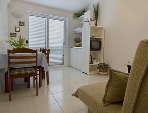 Apartment, 1 Schlafzimmer, Balkon, Meerblick (3 persons) | Essbereich im Zimmer