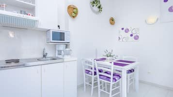 Appartement, balkon, uitzicht op zee (4 persons) | Privékitchenette | Een koelkast, een magnetron, een kookplaat