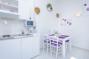 Apartment, Balkon, Meerblick (4 persons) | Eigene Kochnische | Kühlschrank, Mikrowelle, Herdplatte, Wasserkocher mit Kaffee-/Teezubehör
