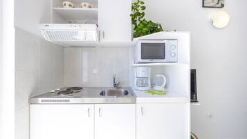 Appartement, 1 chambre, balcon, vue mer (3 persons) | Coin cuisine privé | Réfrigérateur, micro-ondes, plaque de cuisson, cafetiÚre/bouilloire