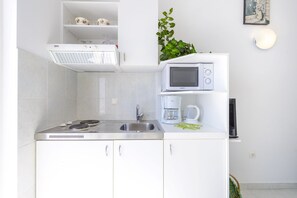 Refrigerador, microondas, placa de cocina, cafetera/tetera