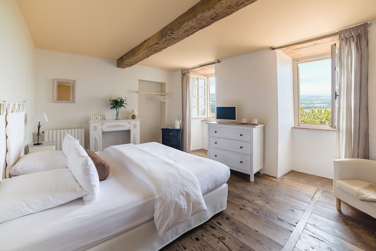 led tv, dvd player, pay films