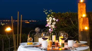Se sirven desayunos, cenas y cocina francesa con vista a la alberca