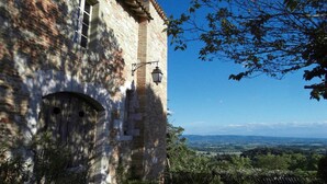 Un edificio de piedra con vistas al campo.
