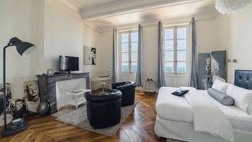 Chambre Double Supérieure, vue vallée (Lauragais Ciel) | Surmatelas, décoration personnalisée, fer et planche à repasser