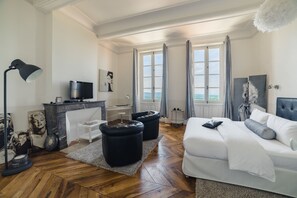 Quarto casal superior, vista para o vale (Lauragais Ciel) | Camas com colchões pillow-top, individualmente decorados