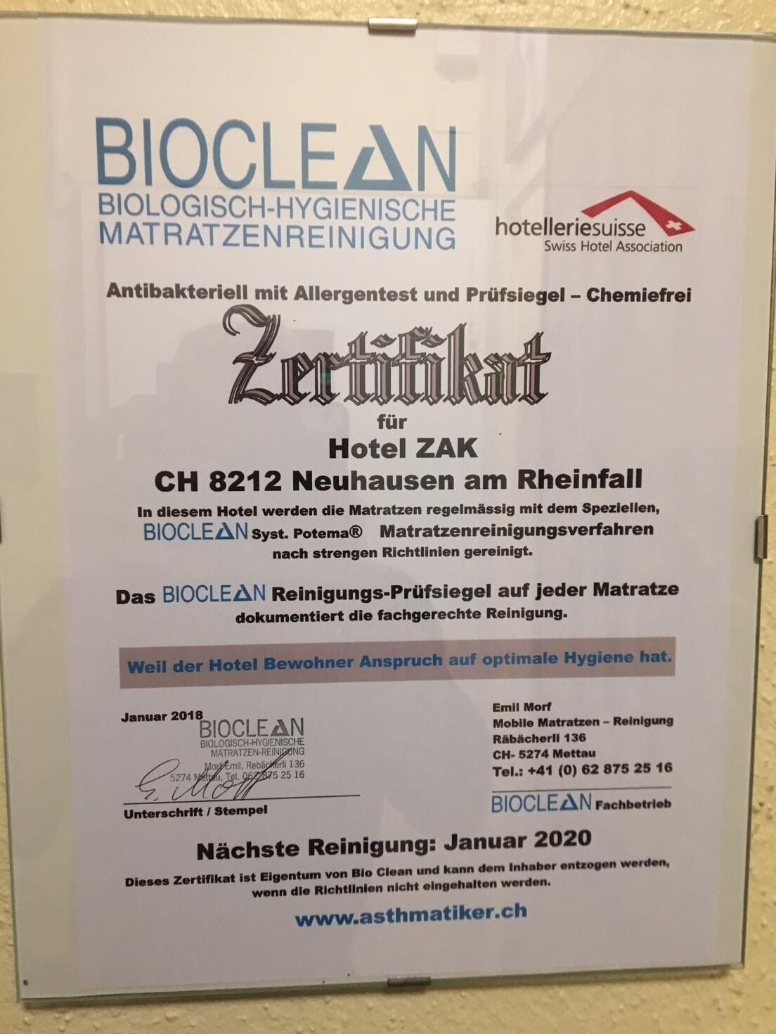 Un panneau de certification pour BIOCLEAN, un système de nettoyage biologique et hygiénique des tapis, installé à l’hôtel ZAK à Neuhausen am Rheinfall.
