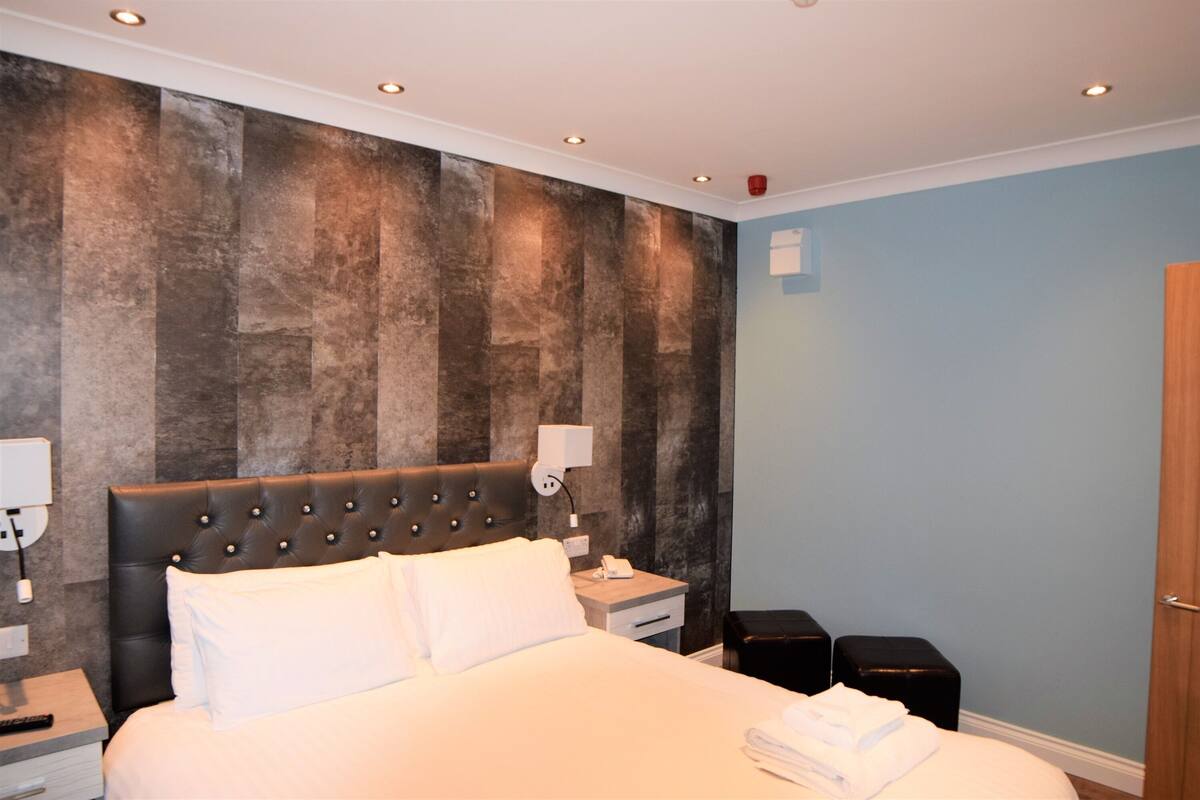 Ground Floor Suite with Spa Bath | 高級寝具、セーフティボックス (室内)、デスク、防音設備
