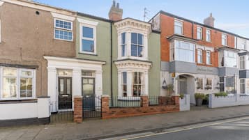 Hus | Sengetøy av topp kvalitet, safe på rommet, skrivebord og lydisolert