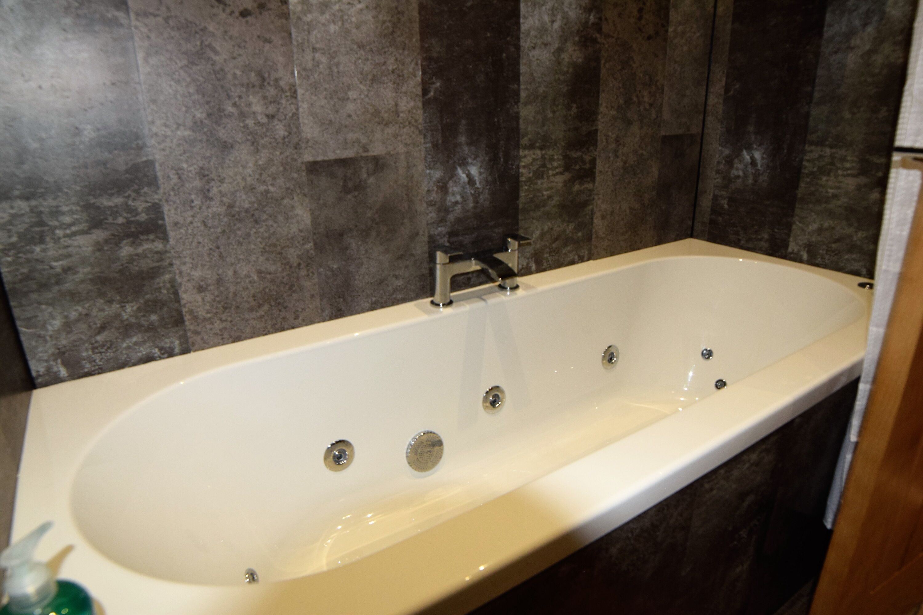 ground floor suite with spa bath | bathroom | combined shower/bathtub, free toiletries, hair dryer, towels