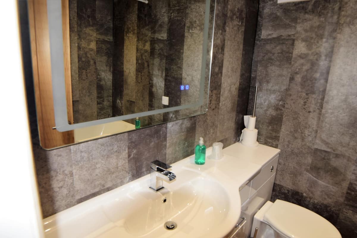 ground floor suite with spa bath | bathroom | combined shower/bathtub, free toiletries, hair dryer, towels