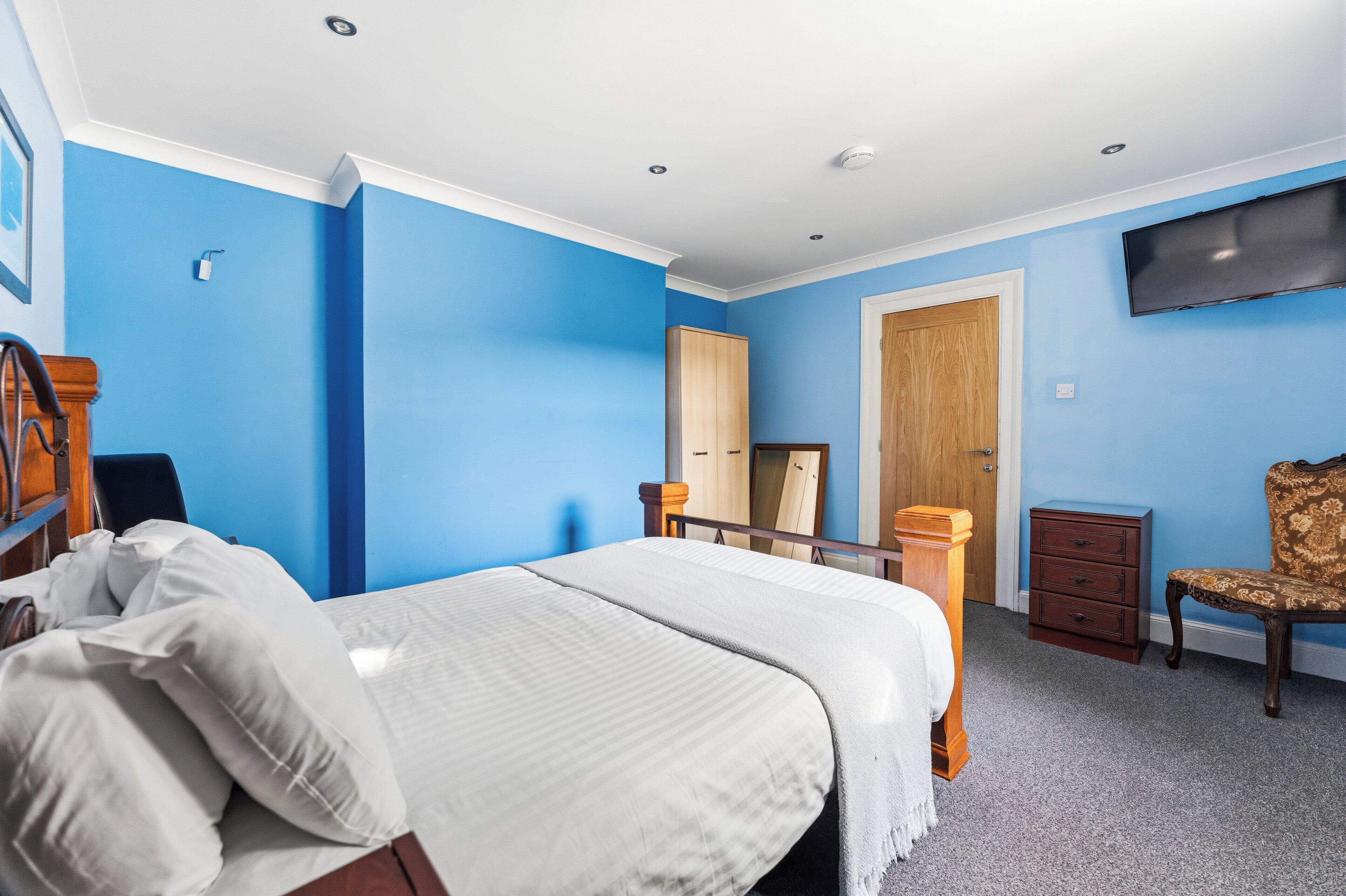 House | Premium bedding, in-room safe, desk, soundproofing