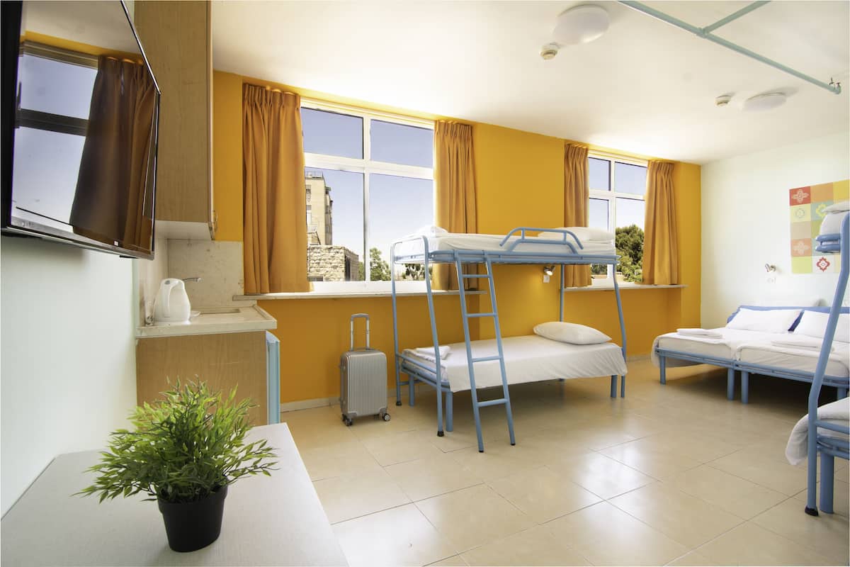 Grand Family | Blackout drapes, WiFi (free), bed sheets