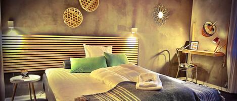 Sengetøy av topp kvalitet, lydisolert, strykejern/-brett og barnesenger